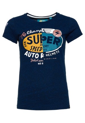 T-shirt bleu marine à manches courtes avec un texte graphique multicolore incluant "SUPER", "AUTO HELMETS" et des symboles en jaune, blanc et sarcelle.