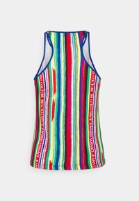 Débardeur sans manches avec des rayures verticales multicolores en bleu, rouge, vert et jaune, bordé de bleu avec le texte "Versace Jeans Couture" sur les côtés.