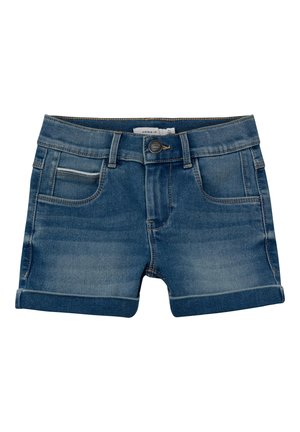 Niebieskie dżinsowe spodenki dla malucha z podwiniętymi nogawkami, przednim guzikiem, pętlami na pasek i stylizacją na pięć kieszeni.