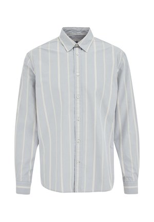 Camisa de manga larga azul claro, con botones, rayas verticales blancas, cuello y puños abotonados; tela de algodón con textura suave.