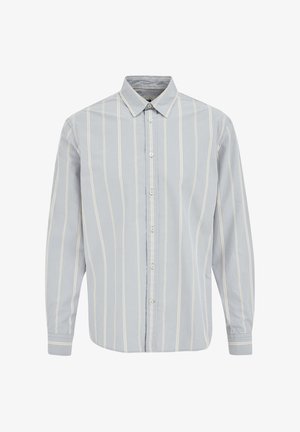 Camicia azzurro chiaro a maniche lunghe con strisce verticali bianche, colletto e polsini allacciati; tessuto di cotone con texture liscia.