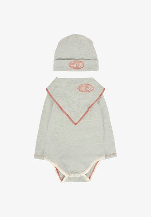 Body a maniche lunghe grigio con cuciture rosse, berretto abbinato e colletto a V. Presenta dettagli con logo sul body e sul berretto. Materiale tessile morbido.