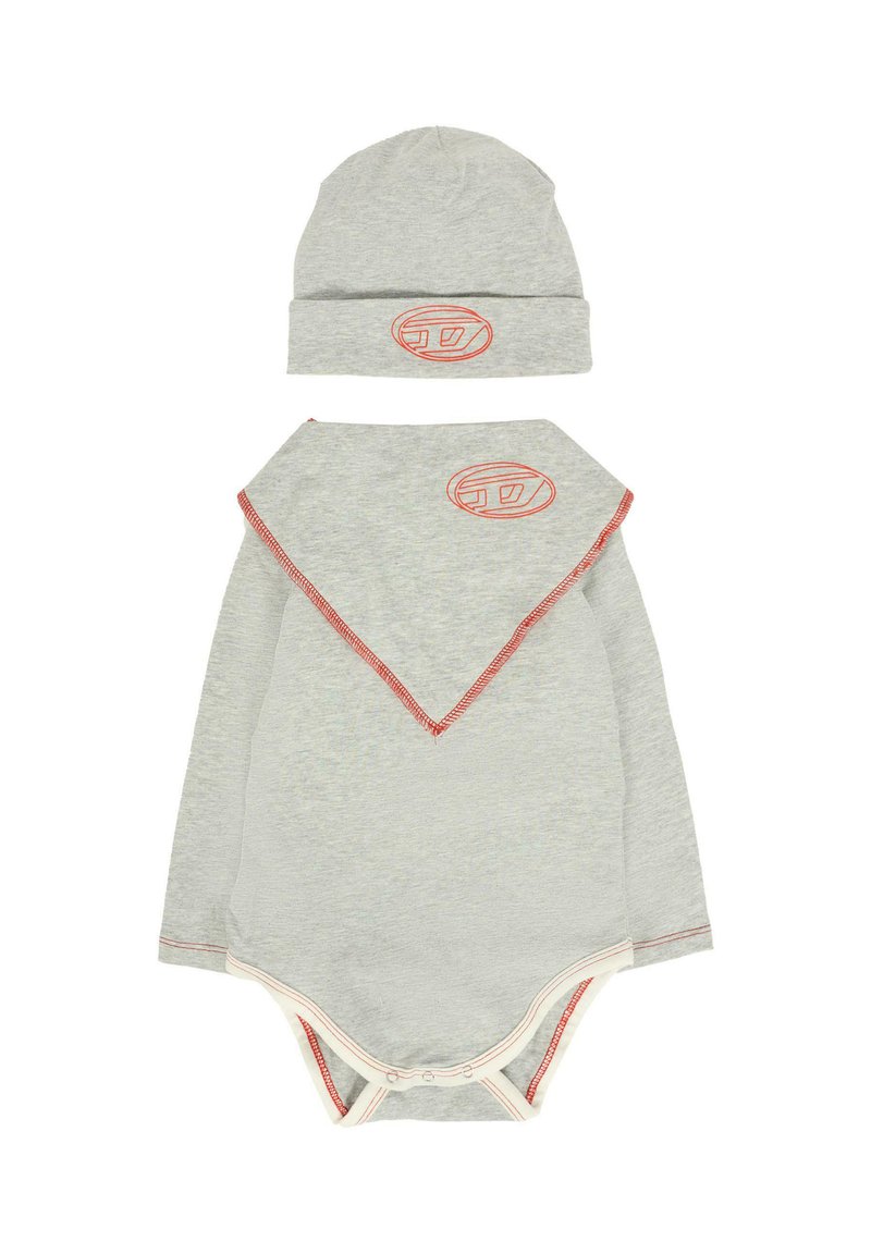 Body a maniche lunghe grigio con cuciture rosse, berretto abbinato e colletto a V. Presenta dettagli con logo sul body e sul berretto. Materiale tessile morbido.