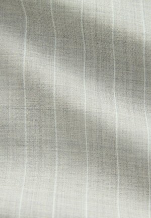 Lys grå stof med en fin stribet tekstur, der har subtile variationer i vævningen og en blød, glat overflade.