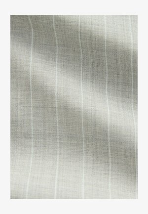 Lys grå stof med en fin stribet tekstur, der har subtile variationer i vævningen og en blød, glat overflade.