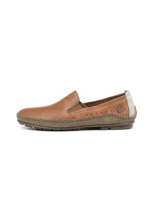 Zapato de cuero marrón tipo slip-on con punta redondeada, detalles de costura y un acento en ante beige en el talón. La suela presenta un diseño texturizado para mayor adherencia.