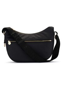 Borsa a spalla sintetica nera con una texture a pietrisco, dotata di zip dorate, una tracolla decorativa con lettere impresse e una forma curvata.