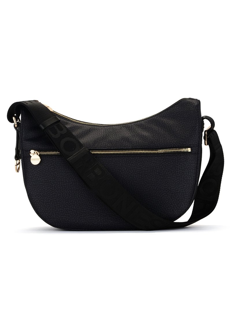 Borsa a spalla sintetica nera con una texture a pietrisco, dotata di zip dorate, una tracolla decorativa con lettere impresse e una forma curvata.