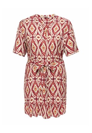 Robe à manches courtes avec motif losanges rouge, beige et orange, col en V, ceinture à la taille et ourlet volanté sur fond blanc.