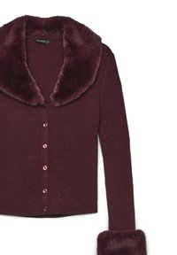 Burgunderfarbener Cardigan mit geripptem Stoff, Kunstfellkragen und -manschetten. Verfügt über rosa Druckknöpfe auf der Vorderseite für zusätzliche Details.