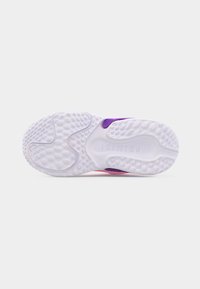 Semelle blanche texturée d'une chaussure de sport avec des motifs circulaires en relief, des accents violets, et le mot « PRIMIGI » embossé au centre.