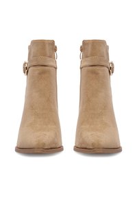Beżowe, zamszowe botki za kostkę z zaokrąglonym noskiem, paskiem na kostce i ozdobnymi metalowymi detalami. Gładka tekstura, niski obcas i minimalistyczny design.