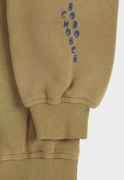 Sweatshirt en coton couleur khaki avec des poignets côtelés. Présente un texte bleu "BOBO CHOSES" dans une police ludique le long de la manche. Texture lisse.