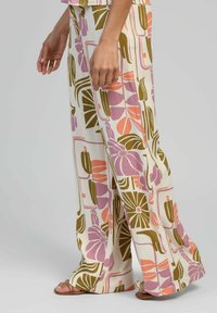 Pantalons fluides à jambes larges en tissu léger, ornés d'un motif floral avec des nuances de rose, d'orange et de vert sur un fond blanc.