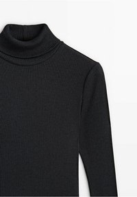 Sort ribbet turtleneck med lange ærmer, lavet af et strækbart materiale. Har en høj halslinje og en struktureret mønster overalt.