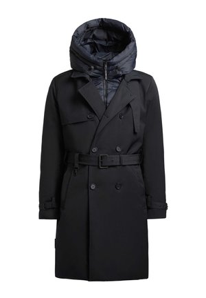 Manteau noir en trench avec une capuche matelassée amovible bleu marine, une fermeture à double boutonnage, une taille cintrée et des poignets à boutons. Tissu lisse et résistant à l'eau.