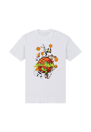 Hvid T-shirt med Space Jam-grafik, der viser Bugs Bunny, Daffy Duck, Taz, Sylvester, Tweety og andre, der spiller basketball.
