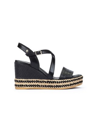 Sandalias de cuña negras con parte superior texturizada, múltiples correas y detalle de hebilla ajustable. Con una suela de yute trenzado para mayor textura.