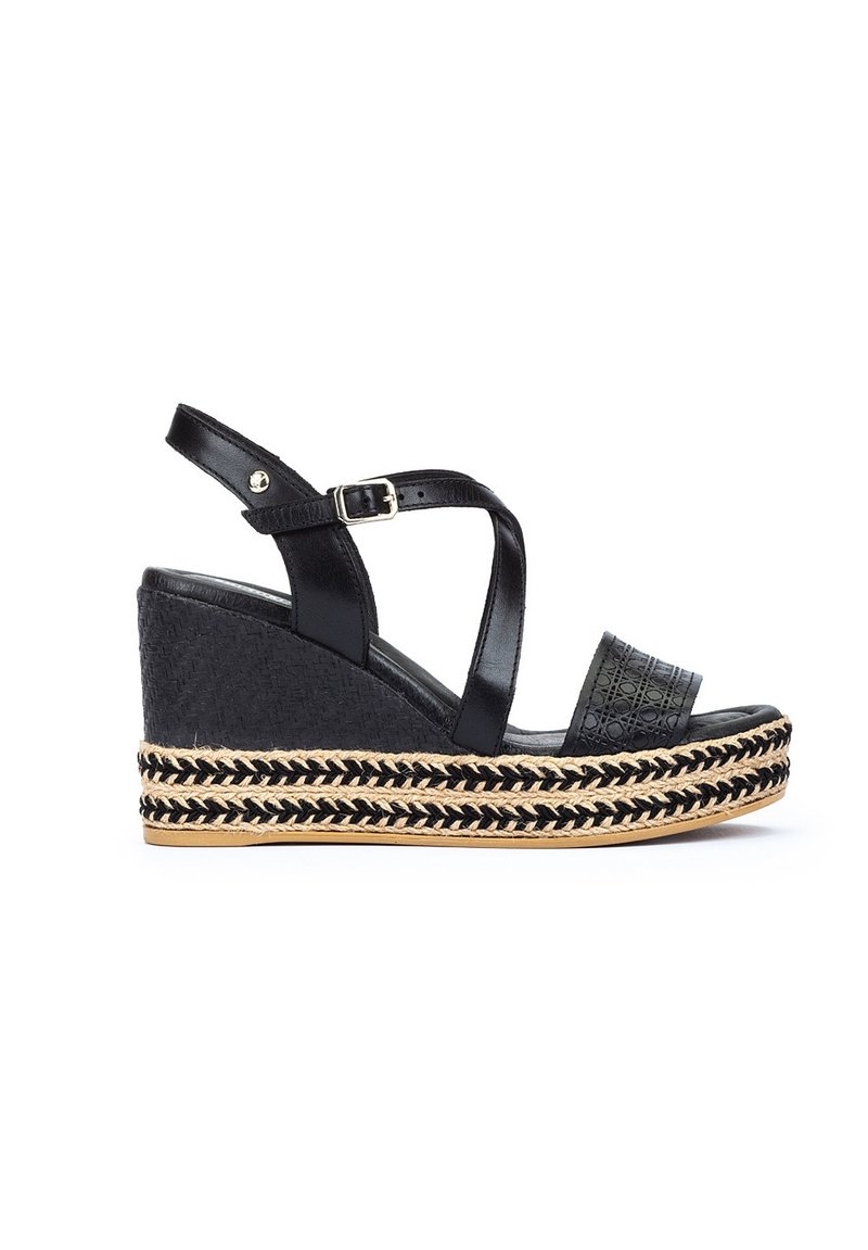 Sandales à talons compensés noires avec une tige texturée, plusieurs sangles et un détail de boucle réglable. Dotées d'une semelle en jute tressé pour plus de texture.