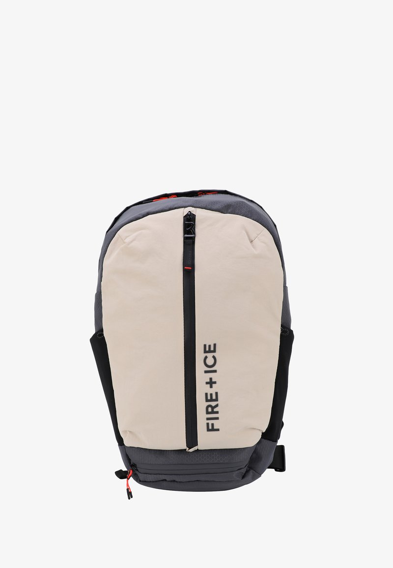 Reppu vaaleanbeige ja harmaan sävyissä, jossa on sileä pinta; sisältää keskitetyn vetoketjun, mustia yksityiskohtia ja "FIRE + ICE" -merkinnän edessä.