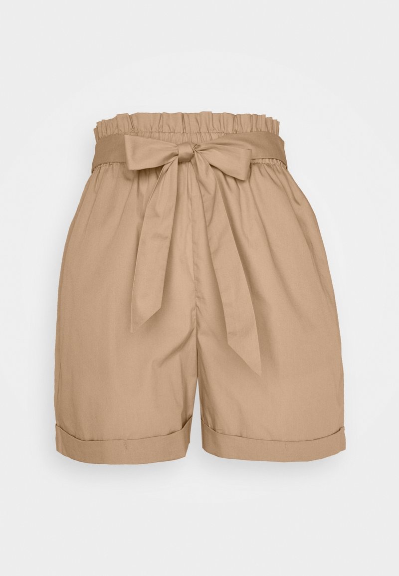 Short beige taille haute avec une ceinture paperbag, ceinture en tissu nouée et ourlets retroussés.