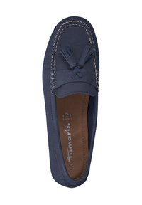 Marineblaue Mokassinschuhe aus glattem Leder, mit einem gesteppten Design und einer Quaste an der Vorderseite. Beiges Innenfutter sichtbar.