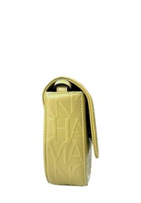 Borsa a tracolla gialla in finta pelle con lettering in rilievo. Caratterizzata da una forma rettangolare, chiusura a pattina e superficie liscia. Nessun hardware visibile.