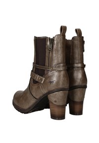 Bruine leren enkelaars met geschakelde hakken, een rits aan de zijkant, elastische panelen, decoratieve straps en een klein paardenlogo aan de zijkant.