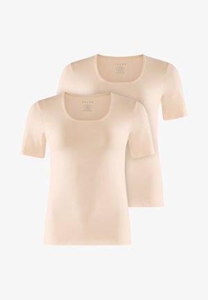 Twee t-shirts met korte mouwen in een lichtbeige kleur, gemaakt van zachte stof, met een ronde halslijn en een gladde textuur.