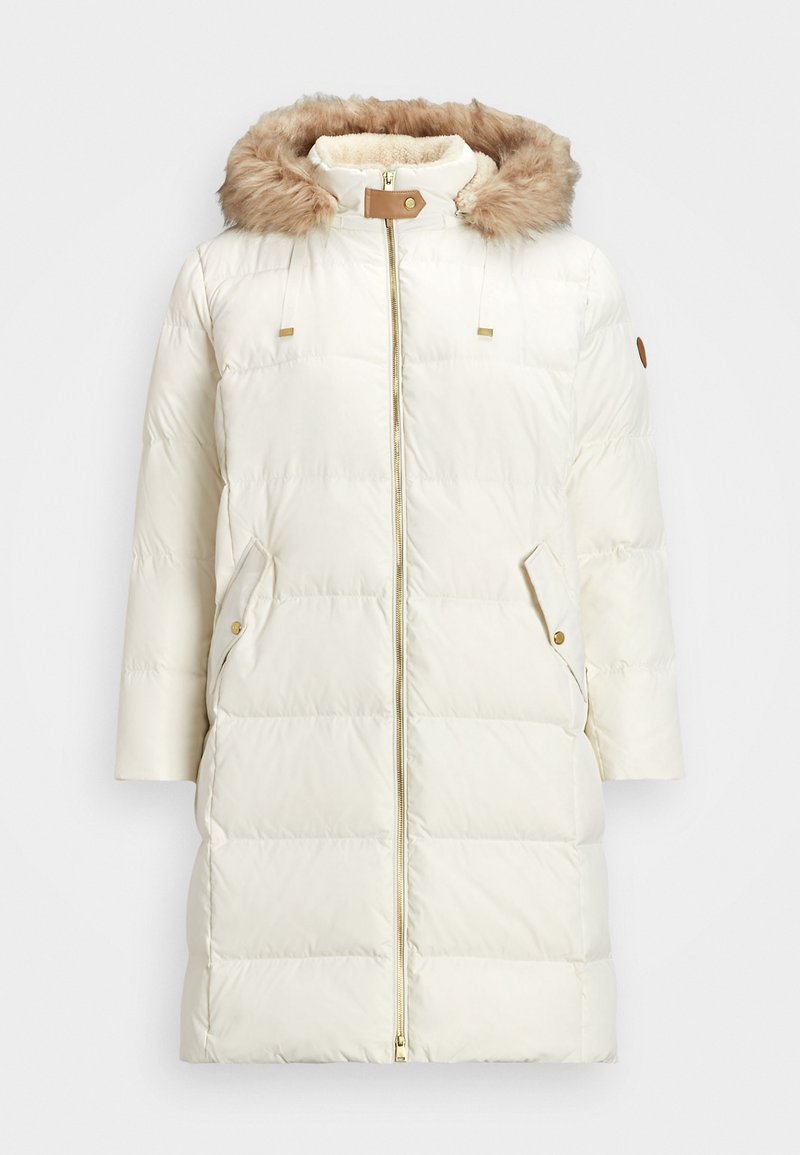 Giacca parka bianca imbottita con cappuccio foderato in peluche e sfruttamento di cerniere e hardware in tonalità oro, due tasche laterali e texture trapuntata.