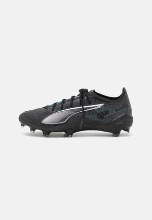 Chaussure de football noire avec une tige en mesh texturé, des accents argentés et six crampons sur une semelle extérieure noire. Présente des détails de lacets bleus.
