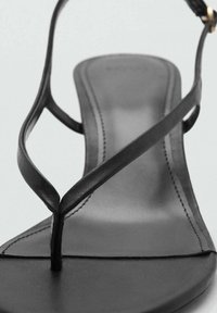 Mango Infradito - black