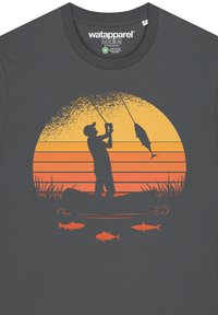 Graues T-Shirt mit einem orangen Sonnenuntergangsdesign, auf dem ein Angler einen Fisch fängt, und darunter sind drei kleinere Fische abgebildet. Glatte Textur, runder Ausschnitt.