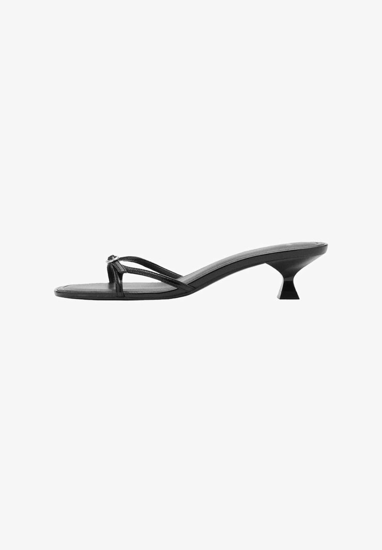 Černé sandály na podpatku s elegantním designem, tenkými popruhy a unikátním trojúhelníkovým podpatkem. Hladký povrch s minimalistickým vzhledem.