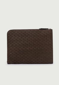 Pochette in pelle intrecciata marrone scuro con superficie testurizzata, dotata di chiusura con zip nella parte superiore e forma rettangolare.