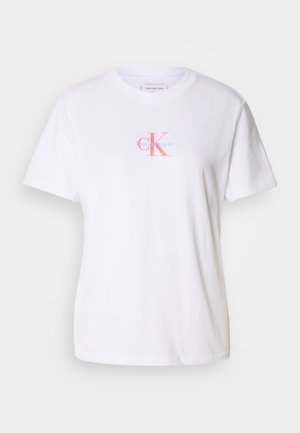 Weißes Baumwoll-T-Shirt mit Rundhalsausschnitt, kurzen Ärmeln und einem Frontlogo in Pink und Blau mit dem Text "Calvin Klein" darunter.