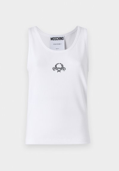 Λευκό ριγωτό τι-σέρτ με στρογγυλή λαιμόκοψη, featuring κεντρικό μαύρο κεντημένο σχέδιο με λογότυπο και διασταυρούμενα στοιχεία, κανονική εφαρμογή.