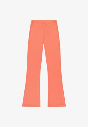 Koraalkleurige, hoog getailleerde broek met wijde pijpen en een subtiele geribbelde textuur, plat gelegd op een witte achtergrond.