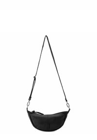 Borsa a spalla in pelle nera con forma curvata, tracolla regolabile, chiusura con zip e dettagli delle cuciture sottili. Texture liscia.