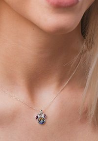 Silverhalsband med en dekorativ berlock utformad som ett mus huvud, prydd med färgglada ädelstenar i blått, rosa och gult.