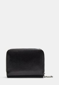 Čierna kožená peňaženka s textúrovaným povrchom, so zipovým uzáverom a striebornými kovovými prvkami. Kompaktnej obdĺžnikovej forme, minimalistický dizajn.