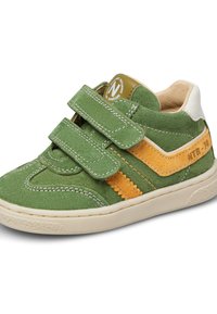 Zapatilla de ante verde con acentos amarillos, correas de Velcro y talón blanco. Presenta costuras blancas y una suela de goma texturizada.