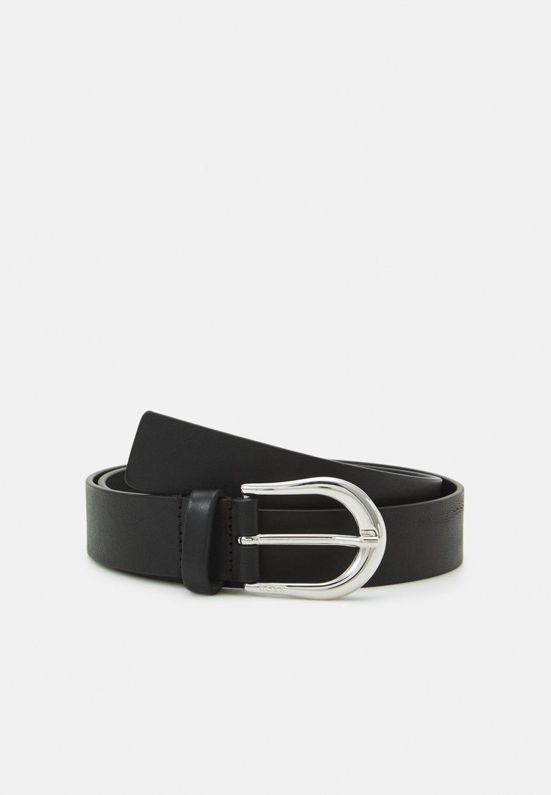 Cinto de couro preto com uma fivela dupla em prata brilhante, textura suave e um design minimalista com extremidade afilada.