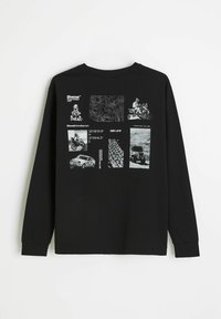 Czarna koszulka z długim rękawem z nadrukiem w technologii sitodruku, przedstawiającym pojazdy i napisy w kolorze białym. Okrągły dekolt i ściągacze przy rękawach.