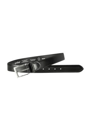 Zwarte leren riem met een zilveren metalen gesp, slank ontwerp, verschillende gaten voor aanpassing en een gladde textuur. Verfraaid met stikdetails.