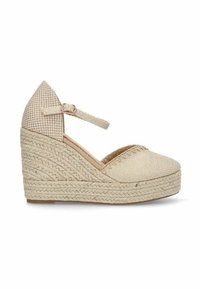 Zapato de cuña de esparto beige con punta cerrada, tira al tobillo y parte superior de tela texturizada. Suela intermedia de yute trenzado, con un patrón a cuadros.