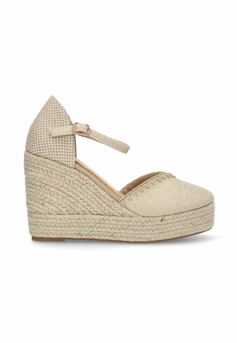Zapato de cuña de esparto beige con punta cerrada, tira al tobillo y parte superior de tela texturizada. Suela intermedia de yute trenzado, con un patrón a cuadros.