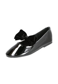 Bailarina de charol negro con punta redondeada y un lazo de terciopelo en la parte delantera. Superficie lisa y tacón bajo.