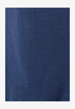 Vista ravvicinata di un tessuto blu testurizzato che mostra un fine motivo a maglia e sottili variazioni di colore.