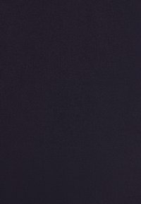 Granatowa tkanina o fakturze z efektem tkanym, z jednolitym wzorem i matowym wykończeniem. Nadaje się do tapicerki lub rękodzieła.